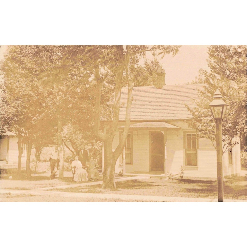 Antique AZO RPPC Family Outside Cottage Home Gas Street Lamp Postcard 1904-1918 - Picture 1 of 2